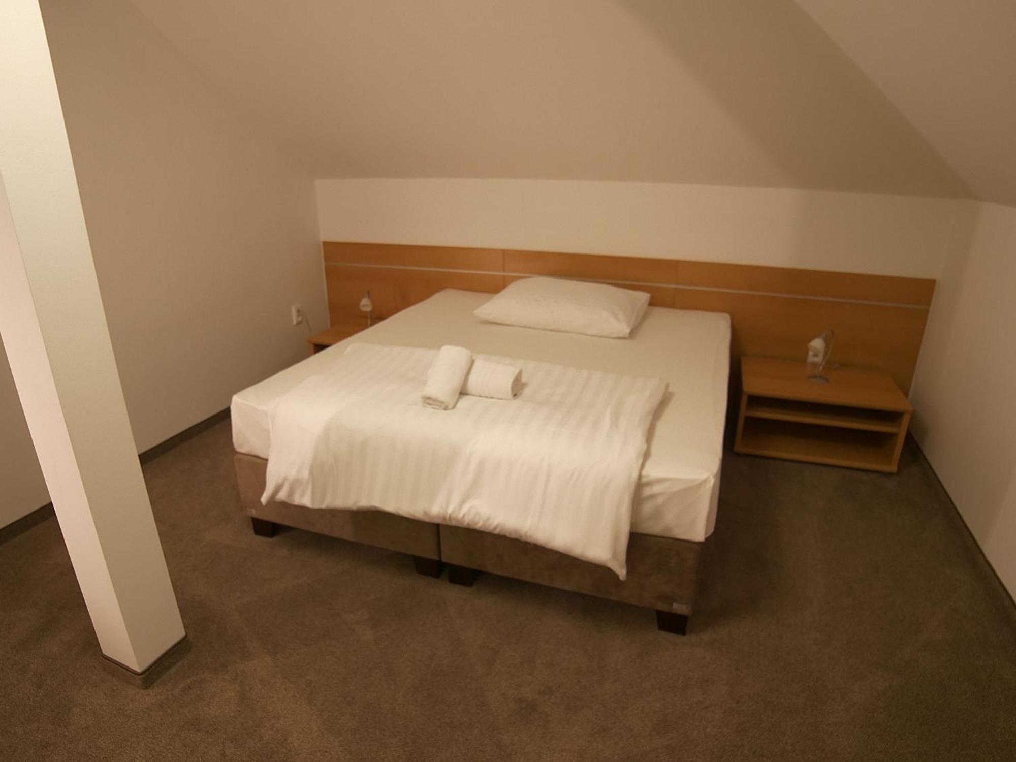 Hotel Novy Kastiel - Self Check-In Topoľčany Extérieur photo