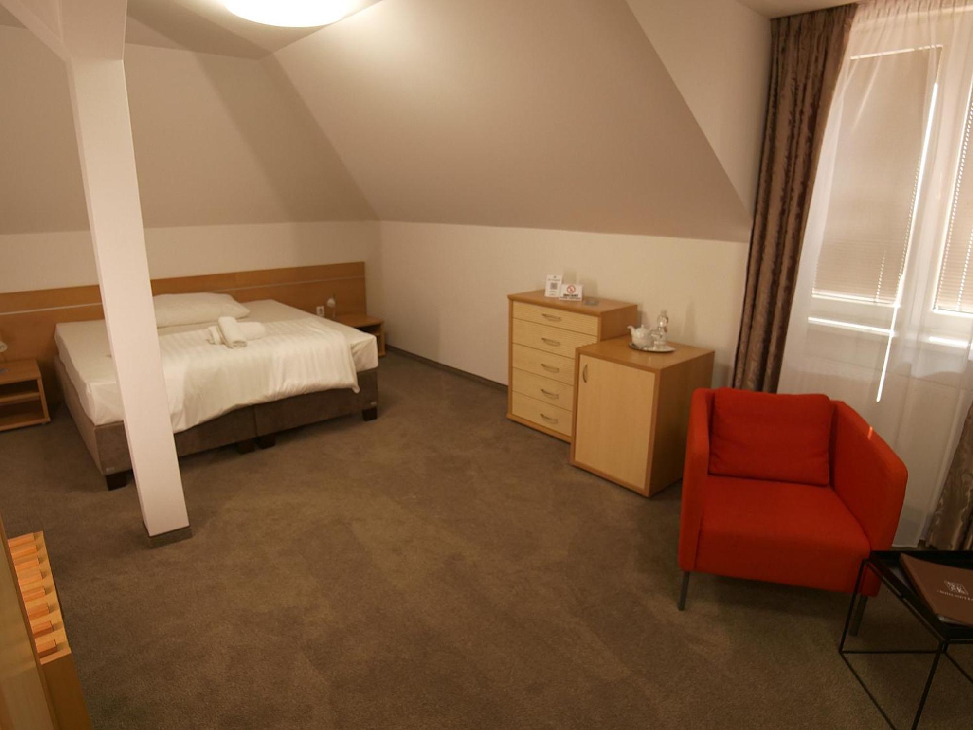 Hotel Novy Kastiel - Self Check-In Topoľčany Extérieur photo
